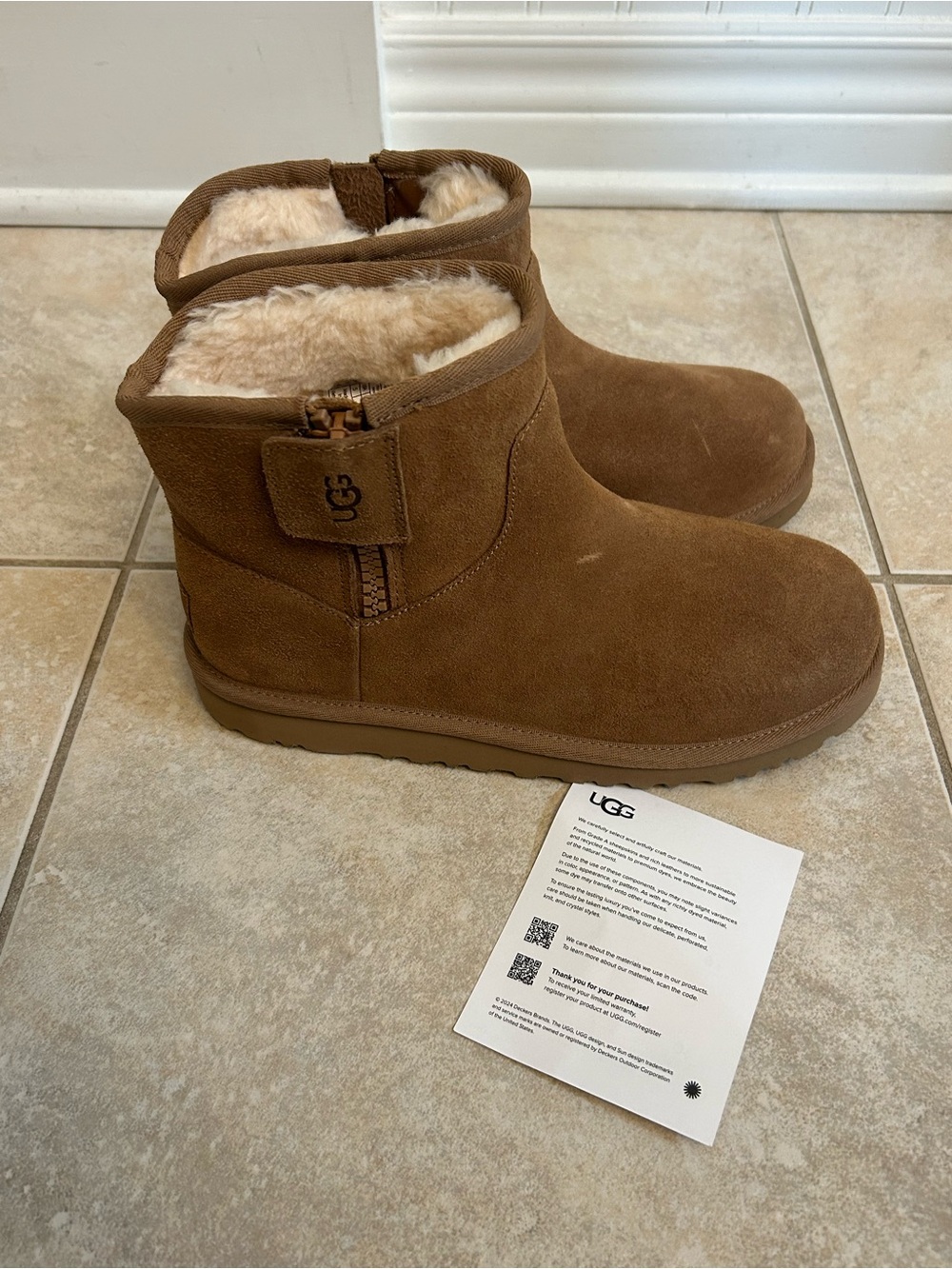 NEW UGG Youth Girls Adri Classic Mini Boot - Kids size 5